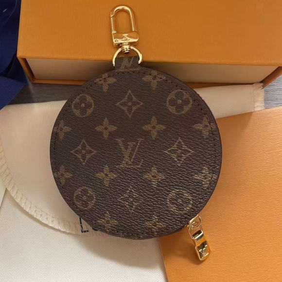 Louis Vuitton Monogram Round Coin Purse - Picture 8 of 8